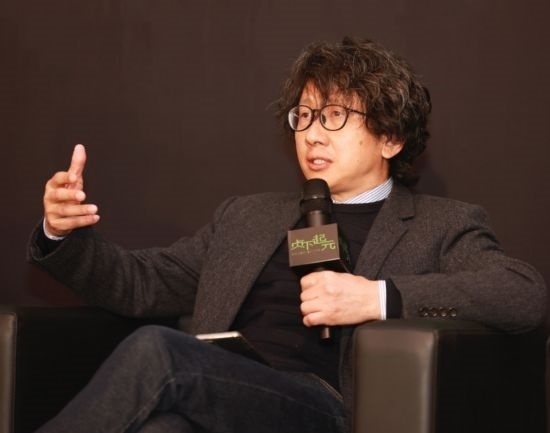 在學(xué)術(shù)論壇上發(fā)言的朱銳。（受訪者供圖）