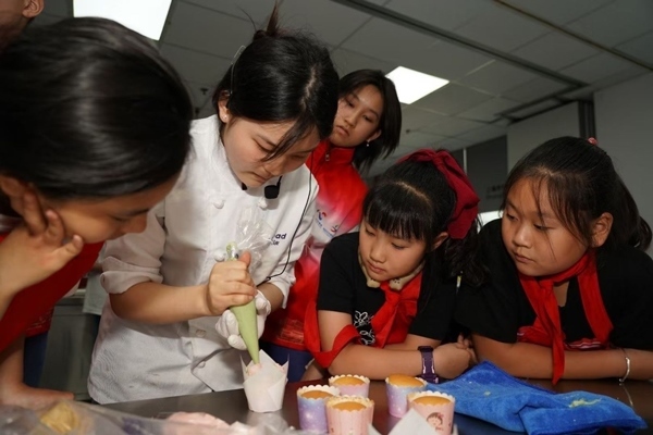 一日營首發(fā)團探訪技能大師工作室并現(xiàn)場開展實踐體驗活動。徐匯區(qū)總工會供圖