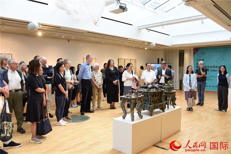 來賓參觀展覽作品。人民網(wǎng)記者 殷淼攝