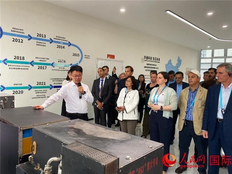 于民向駐華外交官和國際組織駐華代表介紹企業(yè)發(fā)展情況。人民網(wǎng) 宋歌攝