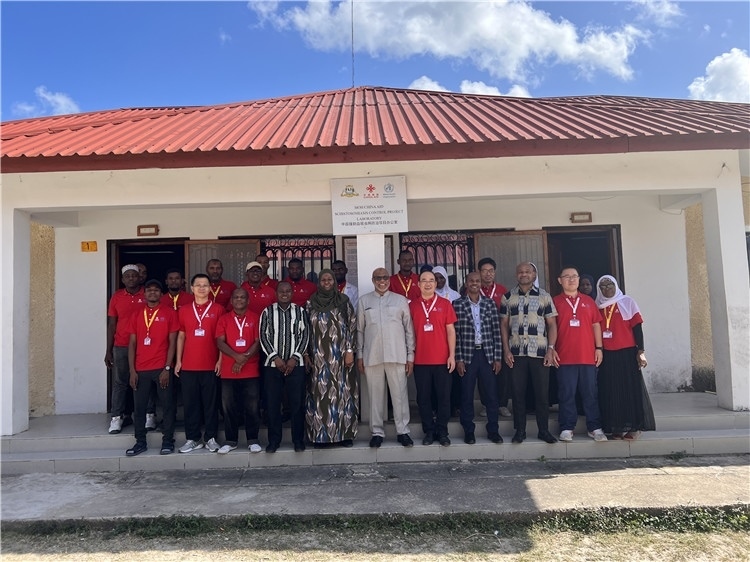 坦桑尼亞桑給巴爾衛(wèi)生部部長馬茲伊與中方專家組及非方工作人員合影。專家組供圖