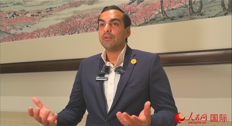 毛里求斯民議會(huì)議長(zhǎng)阿德里安·夏爾·杜瓦爾接受媒體采訪。人民網(wǎng) 鐘文興攝