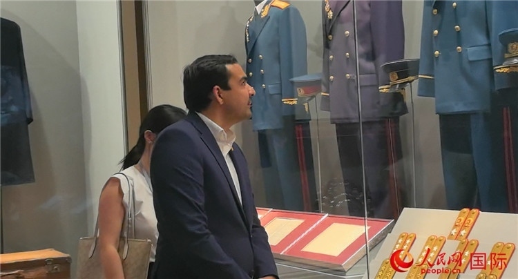 毛里求斯民議會(huì)議長(zhǎng)阿德里安·夏爾·杜瓦爾參觀中國(guó)共產(chǎn)黨歷史展覽館。人民網(wǎng) 鐘文興攝