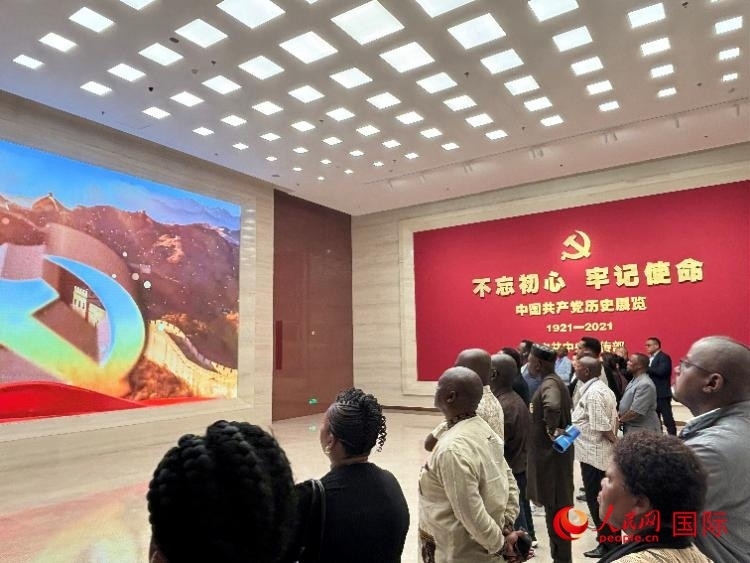 代表團(tuán)參觀“不忘初心 牢記使命”中國共產(chǎn)黨歷史展覽。人民網(wǎng) 曹欣悅攝