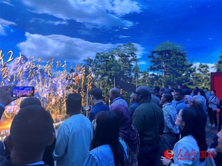 代表團(tuán)在全景影院中感受長征場景。人民網(wǎng) 曹欣悅攝