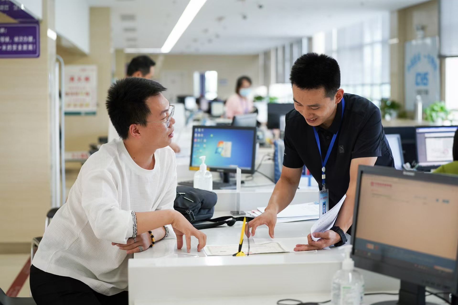 安徽省池州市市民在市政務(wù)服務(wù)大廳辦理業(yè)務(wù)。人民網(wǎng)記者 王銳攝