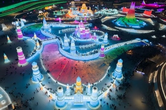 2024年1月1日，來自世界各地的游客在哈爾濱冰雪大世界園區(qū)內(nèi)游玩（無人機(jī)照片）。