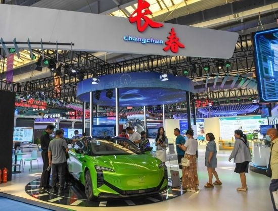 2023年8月23日，人們?cè)诘谑膶弥袊獤|北亞博覽會(huì)上參觀一汽紅旗新能源車型。