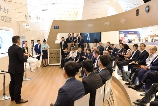 2024年6月26日，嘉賓在第十五屆夏季達(dá)沃斯論壇主會(huì)場(chǎng)——遼寧大連國際會(huì)議中心參與互動(dòng)討論。