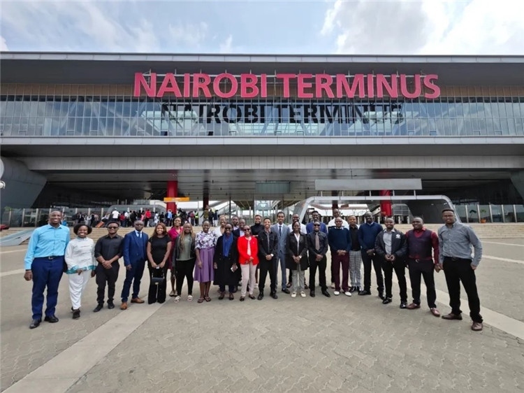 留學生們參訪中企承建的蒙內(nèi)鐵路。中國駐肯尼亞大使館供圖