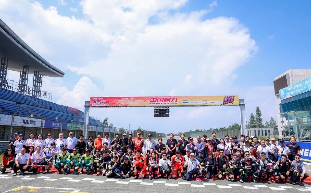 2024年中國(guó)耐力·鄂爾多斯站在鄂爾多斯國(guó)際賽車場(chǎng)舉辦。受訪者供圖