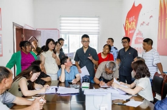 圖為2024年8月6日，重慶市奉節(jié)縣人民法院興隆人民法庭庭長費明軍（中）在做調(diào)解工作。蹇懿 攝