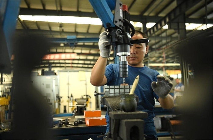 2024年7月30日，在長(zhǎng)春吉林通用機(jī)械（集團(tuán)）有限責(zé)任公司模具裝配生產(chǎn)線，鉗工在進(jìn)行攻絲操作。近年來(lái)，吉林通用機(jī)械（集團(tuán)）有限責(zé)任公司通過(guò)數(shù)字化改造、智能化升級(jí)提高生產(chǎn)效率，提升產(chǎn)業(yè)競(jìng)爭(zhēng)力，已成為全球鋁加工汽車輕量化零部件知名供應(yīng)商，為奧迪、大眾、寶馬、奔馳、保時(shí)捷等多家品牌主機(jī)廠供應(yīng)零件。新華社記者柳文惠攝