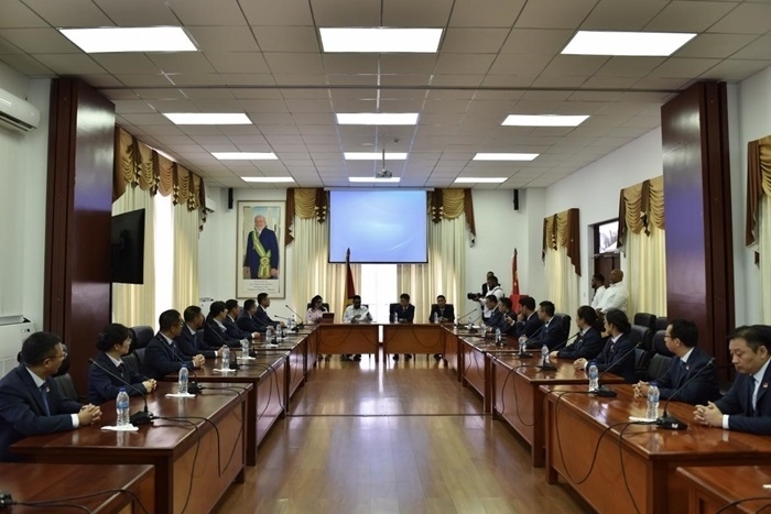 當?shù)貢r間8月20日，圭亞那總統(tǒng)伊爾凡·阿里在圭亞那首都喬治敦鐘阿瑟會議中心會見了即將離任的中國（江蘇）第19期援圭亞那醫(yī)療隊。 中國（江蘇）第19期援圭亞那醫(yī)療隊供圖