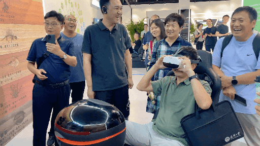 研學(xué)團(tuán)成員正在用VR眼鏡體驗(yàn)。人民網(wǎng) 王戰(zhàn)雄攝