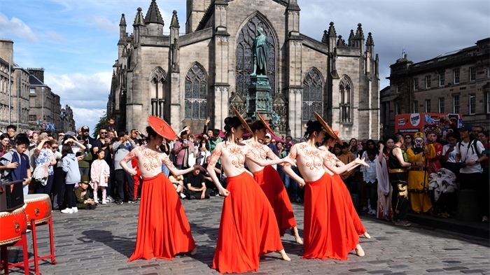 《長城魂》的演員在愛丁堡皇家一英里街頭演出。主辦方供圖