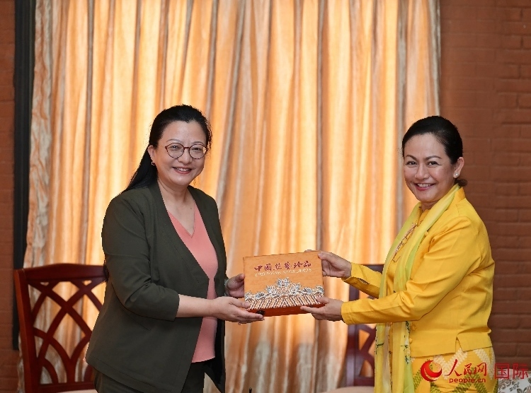 馬珈大使向岱岱楷部長贈送中國特色紀(jì)念品。人民網(wǎng)記者 謝佳君攝