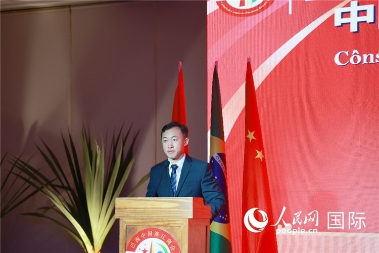 中國駐里約熱內(nèi)盧代總領(lǐng)事王海濤在典禮中致辭。人民網(wǎng)記者 陳海琪攝