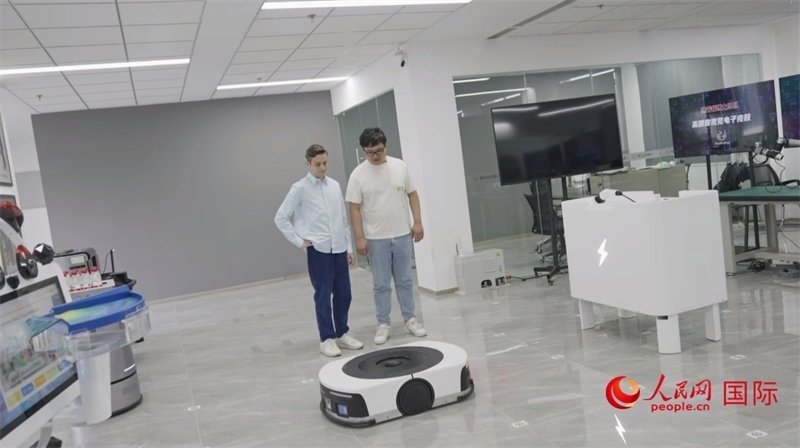 睿樂達機器人充電停車場。人民網(wǎng)記者 張榮攝