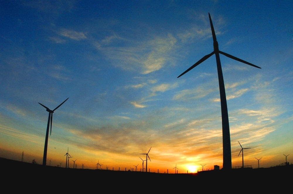 2005年，吉林省白城市通榆縣境內(nèi)幾十部風(fēng)力發(fā)電機(jī)組在工作。新華社發(fā)