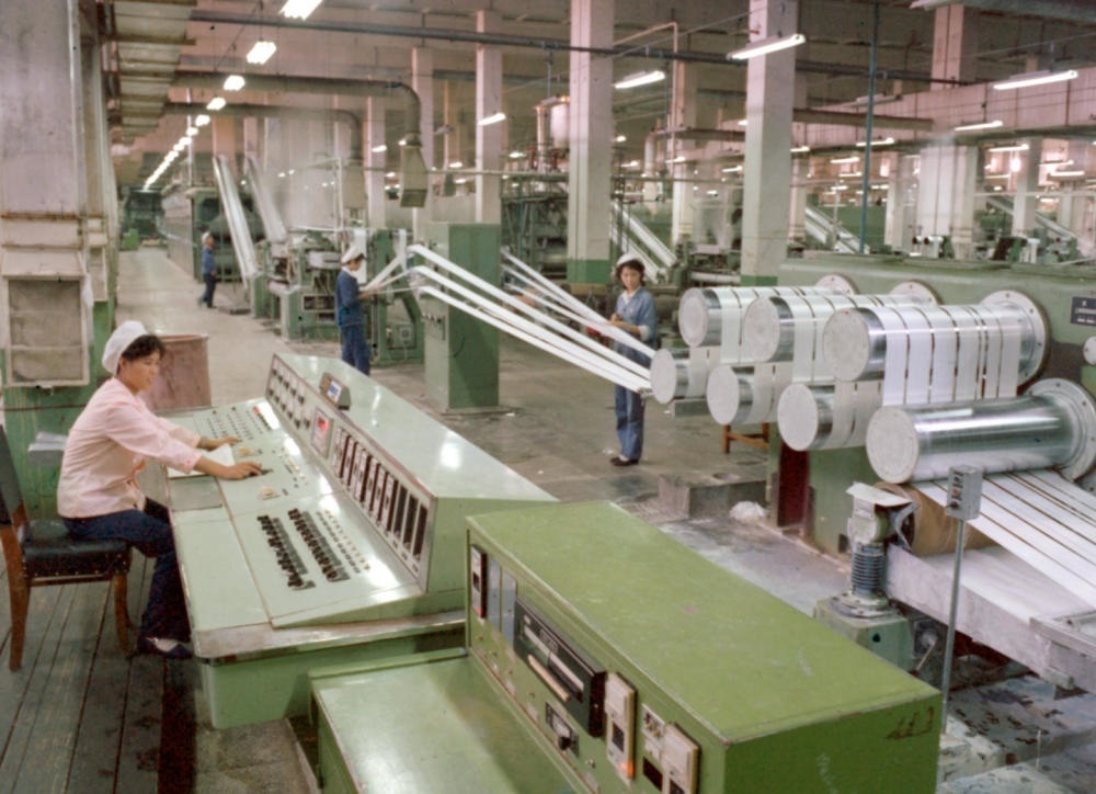 1981年，東北遼陽石油化學(xué)纖維廠抽絲車間一角。新華社發(fā)