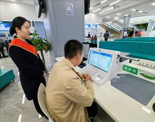 市民用電子范例填單臺錄入信息。人民網(wǎng)記者 周雯攝