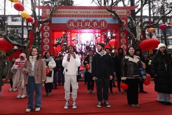 “熊貓叨叨”團(tuán)隊參加上海四平社區(qū)“元宵行街會”。