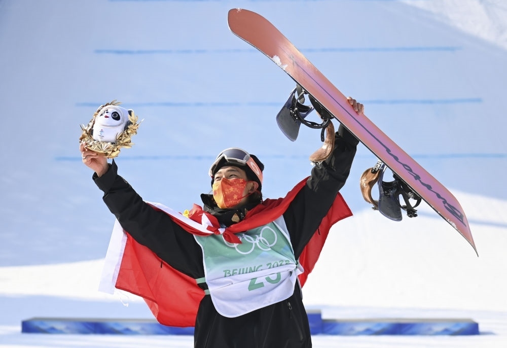 蘇翊鳴在北京2022年冬奧會(huì)單板滑雪男子大跳臺(tái)決賽奪冠后慶祝（2022年2月15日攝）。新華社記者 黃宗治 攝