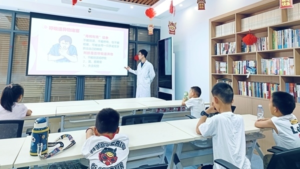 西安交通大學“筑夢醫(yī)心·護佑三農(nóng)”實踐團開展健康科普。校方供圖