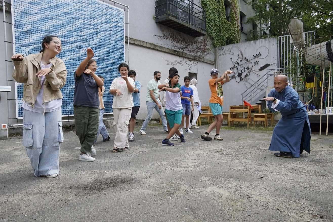 孩子們與魯汶大學(xué)武術(shù)老師，北少林長拳傳人羅師傅學(xué)習中國功夫。比利時維他命文化傳媒供圖