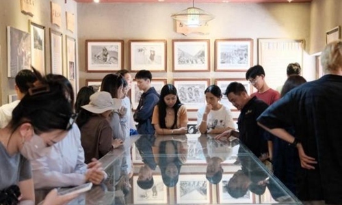 同學(xué)們觀摩文旅設(shè)計(jì)。校方供圖