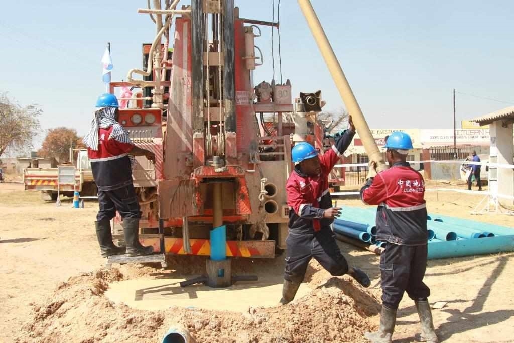 7月22日，工人在津巴布韋東馬紹納蘭省舉行的中國援津巴布韋300口水井項目開工儀式上鉆井。新華社發(fā)