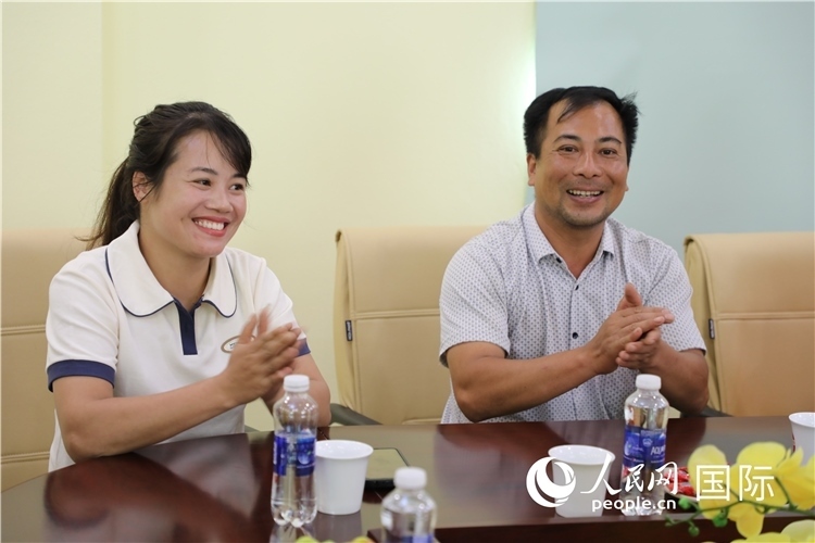 越南沙巴市黃連寄宿制民族小學(xué)老師阮氏秋姮、阮文享。人民網(wǎng)記者簡(jiǎn)承淵攝