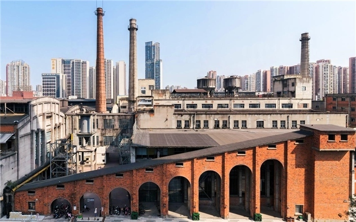 在原成都國營紅光電子管廠舊址上改建而成的東郊記憶園區(qū)南大門。大門既保留了老工業(yè)區(qū)的風(fēng)貌，又融入了現(xiàn)代審美和創(chuàng)意，成為了園區(qū)一大亮點。資料圖片