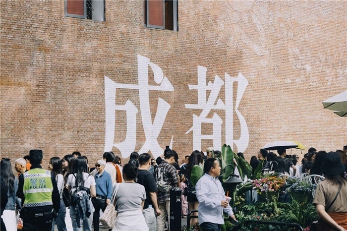 東郊記憶園區(qū)“成都墻”以巨大的“成都”字樣和獨特的藝術(shù)設(shè)計成為園區(qū)的網(wǎng)紅打卡地，吸引了眾多游客和市民前來參觀。資料圖片
