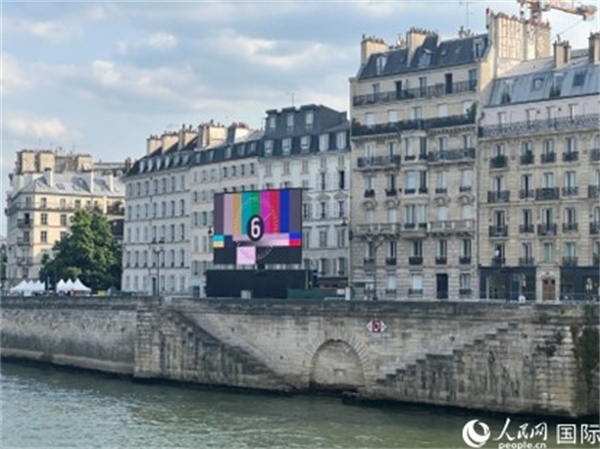 奧運(yùn)會開幕式，安置在塞納河兩岸的大屏幕。人民網(wǎng)記者 何蒨攝