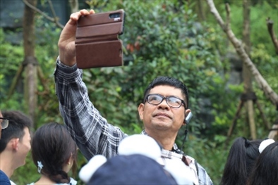 媒體考察團(tuán)成員在熊貓谷拍照“打卡”。（李佩藺 攝）