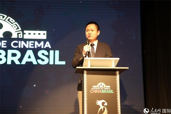 當(dāng)?shù)貢r(shí)間8月26日晚，中國(guó)駐里約總領(lǐng)館副總領(lǐng)事王尉育在第三屆中國(guó)－巴西電影展開幕式上致辭。 人民網(wǎng)記者 陳一鳴攝