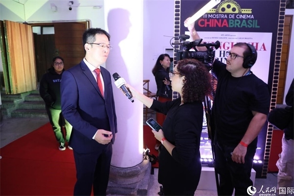 第三屆中國(guó)－巴西電影展主辦方巴西康橋博智文化傳媒公司總經(jīng)理陳翔廣在接受媒體采訪時(shí)表示，希望通過中巴電影展這個(gè)平臺(tái)促進(jìn)兩國(guó)文化交流，把更多的中國(guó)影視作品引進(jìn)巴西。人民網(wǎng)記者 陳一鳴攝