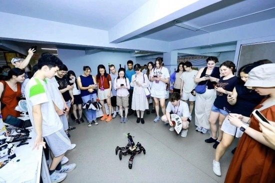 8月25日，中外青年在浙江杭州觀看機器人表演。新華社發(fā)（清華大學供圖）