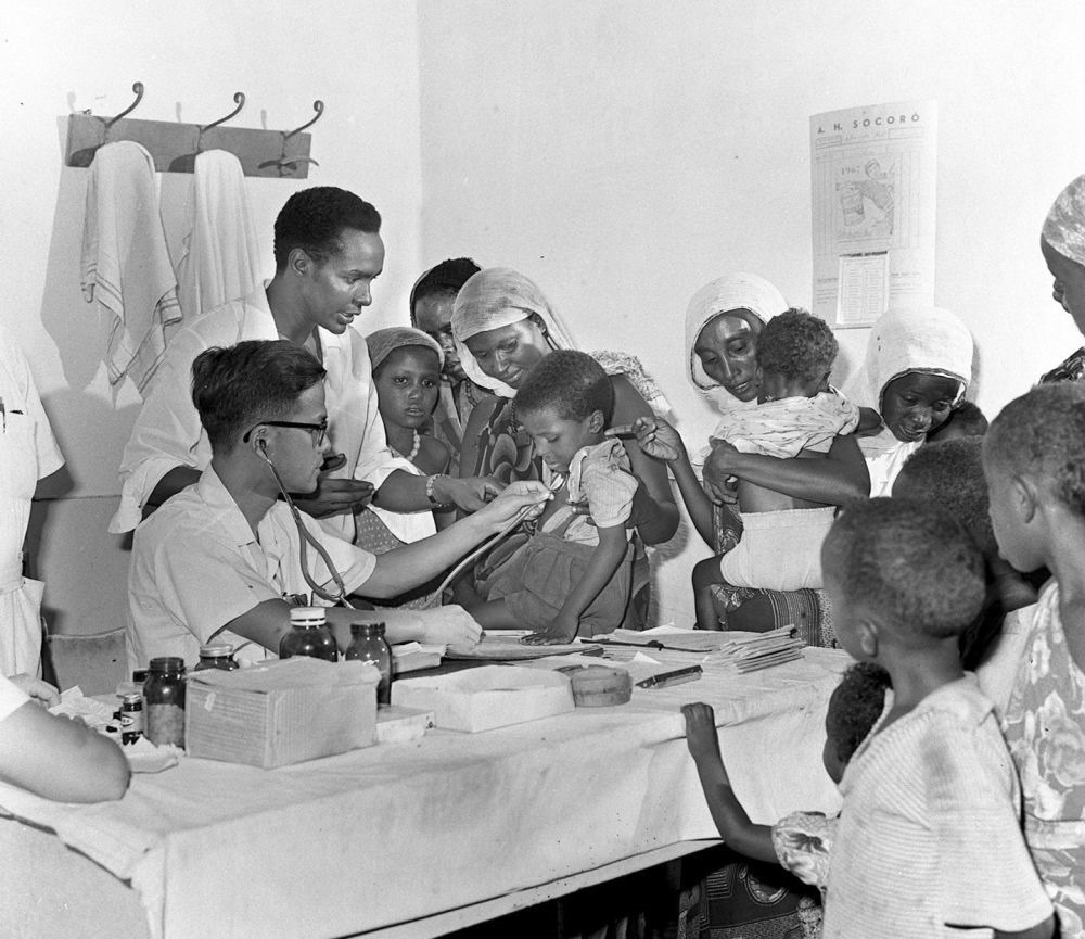 1968年4月，中國醫(yī)療隊醫(yī)生在索馬里阿弗戈依鎮(zhèn)巡回醫(yī)療時為當?shù)貎和尾　? width=