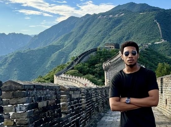 8月28日，尼日利亞青年阿米爾·阿希姆在慕田峪長城留影。新華社發(fā)（清華大學供圖）