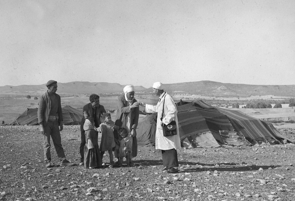 1965年，一名中國援阿爾及利亞醫(yī)療隊醫(yī)生（右一）在阿爾及利亞賽伊達省為牧民診治。