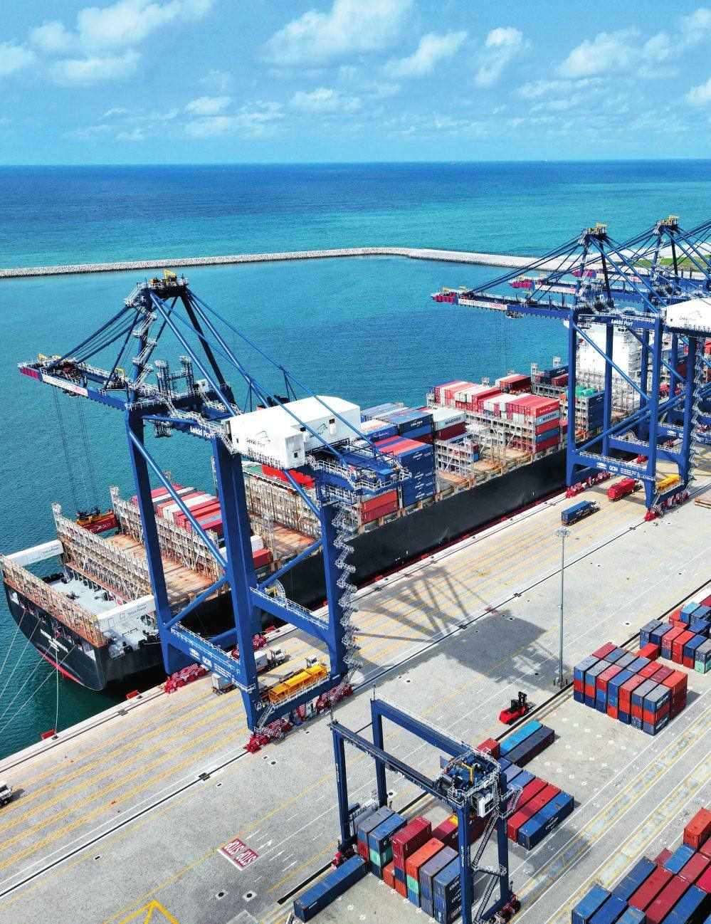 由中國港灣工程有限責(zé)任公司承建的尼日利亞萊基深水港位于中尼合作建設(shè)的拉各斯萊基自貿(mào)區(qū)內(nèi)，是尼日利亞首個現(xiàn)代化深水港和最大港口。圖為一艘貨輪在尼日利亞拉各斯萊基深水港裝卸集裝箱（2024 年 3 月 11 日攝）萊基港公司供圖