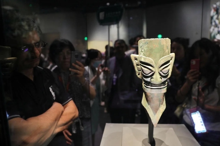 8月31日，亞洲媒體考察團參訪三星堆博物館?！吨袊?jīng)濟周刊》記者肖翊攝