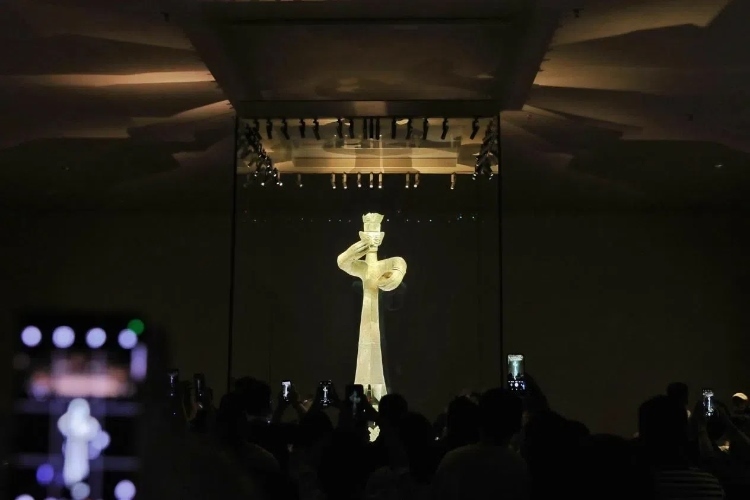 8月31日，亞洲媒體考察團參訪三星堆博物館?！吨袊?jīng)濟周刊》記者肖翊攝