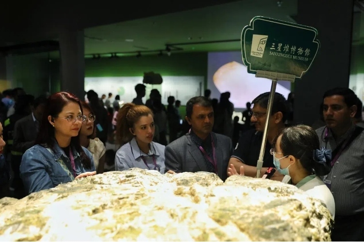 8月31日，亞洲媒體考察團參訪三星堆博物館。左一為馬來西亞《星報》首席商務官莉迪婭·王?！吨袊?jīng)濟周刊》記者肖翊攝