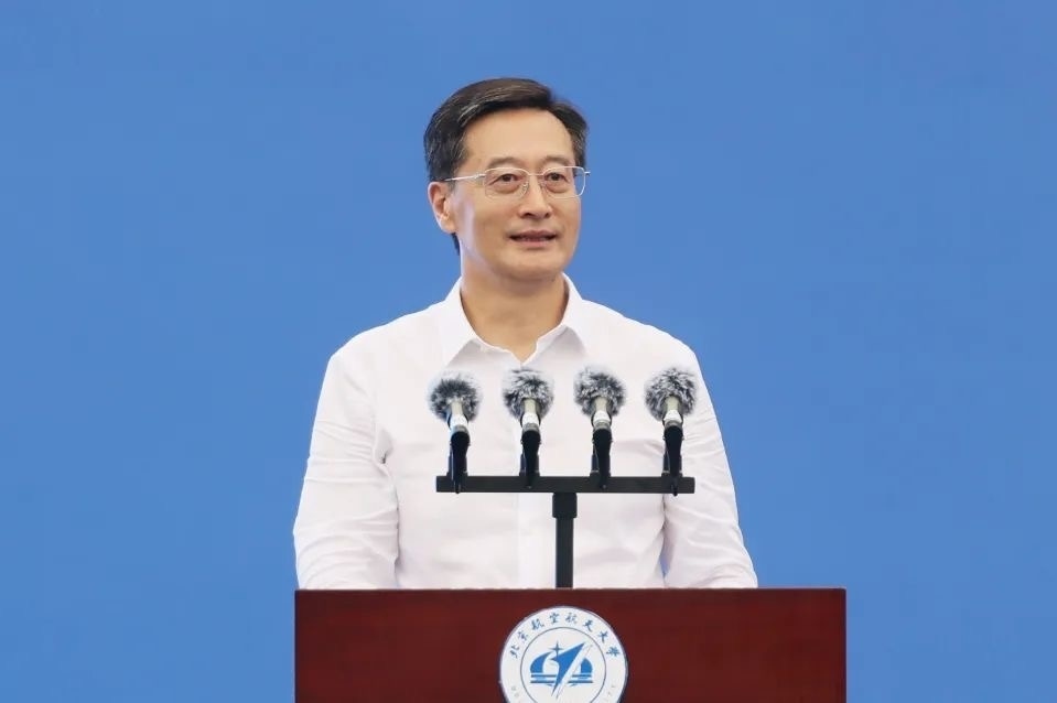 中國工程院院士、北京航空航天大學(xué)校長王云鵬在2024級新生開學(xué)典禮上講話。校方供圖