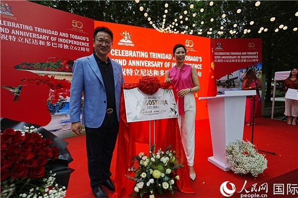 當(dāng)天的慶祝儀式上，還舉行了特多著名酒品牌安高天娜回歸中國市場的揭幕儀式。人民網(wǎng)記者 趙益普攝