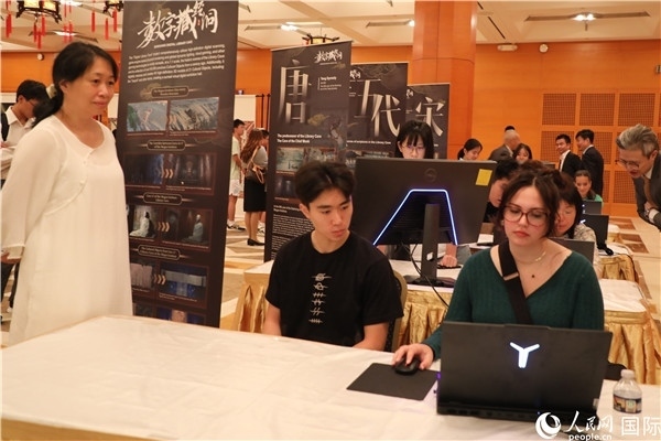 在活動現(xiàn)場，當?shù)孛癖婓w驗“數(shù)字藏經(jīng)洞”云游戲，沉浸式體驗敦煌文化。 人民網(wǎng)記者 李志偉攝